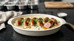 Biała kiełbasa w sosie chrzanowym – zapiekana, kremowa i gotowa w 20 minut