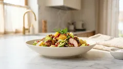 Sałatka z kurczakiem i ananasem – szybka, soczysta i z chrupiącymi orzechami