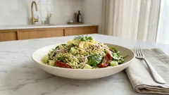 Sałatka z orzo i cheddarem – kremowy sos skyr‑pesto i chrupiący słonecznik