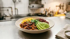 Wegański bowl w stylu tex-mex: szarpany seitan BBQ z fasolą, kukurydzą i awokado w 20 minut